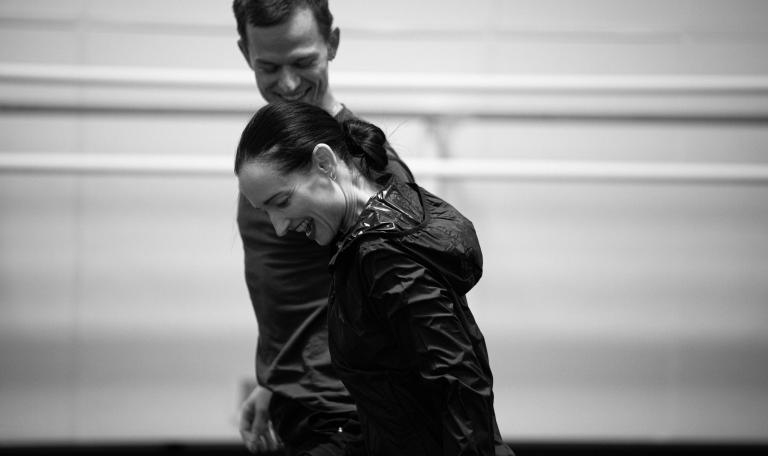 Koreografen Wubkje Kuindersma skrattar tillsammans med dansaren Marco Herlev Höst