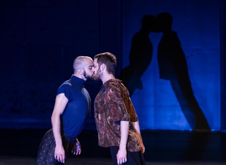 Två dansare står framåtlutade mot varandra men med endast läpparna mot varandra i dansföreställningen Don't, Kiss .Skånes.