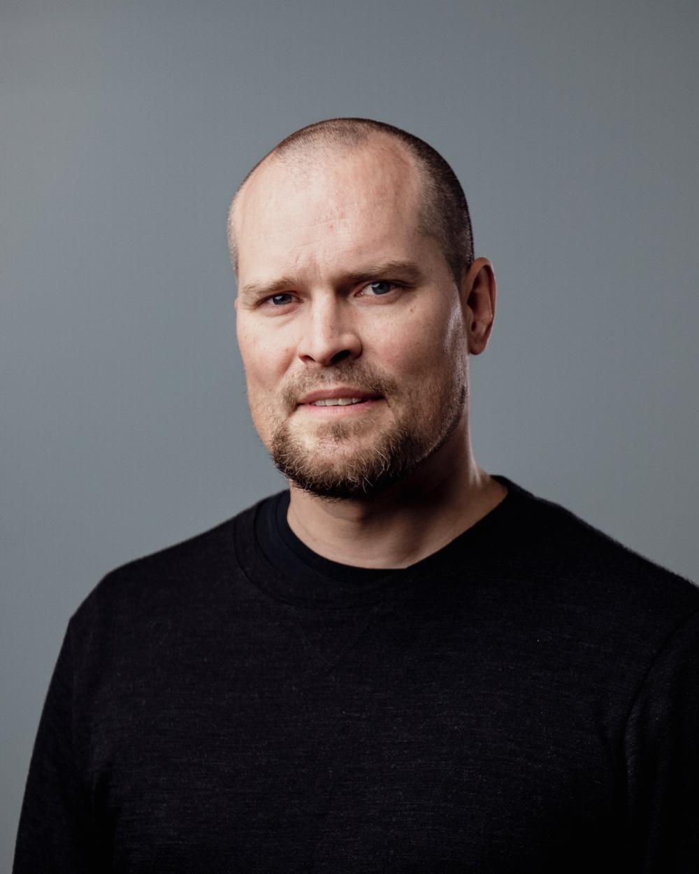 Porträttbild på dramaturg Jarkko Lehmus.