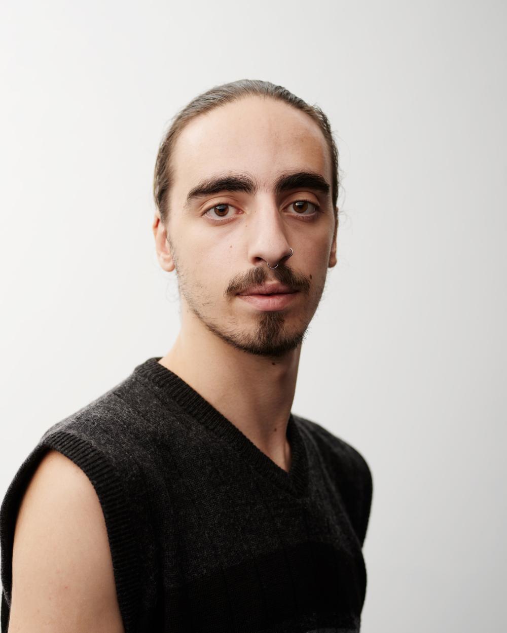 Porträttbild på dansarpraktikanten Rodrigo Loureiro.