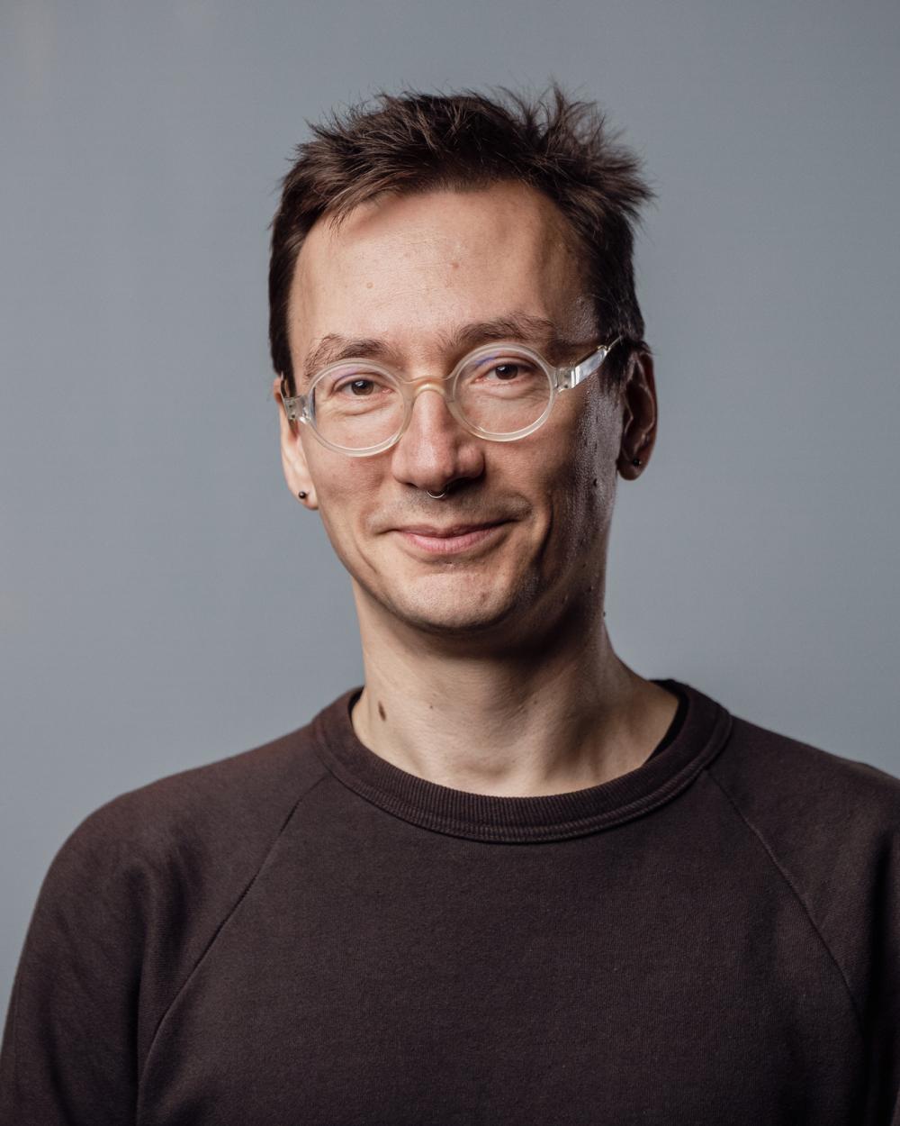 Porträttbild på ljudkonstnär Tuomas Norvio.