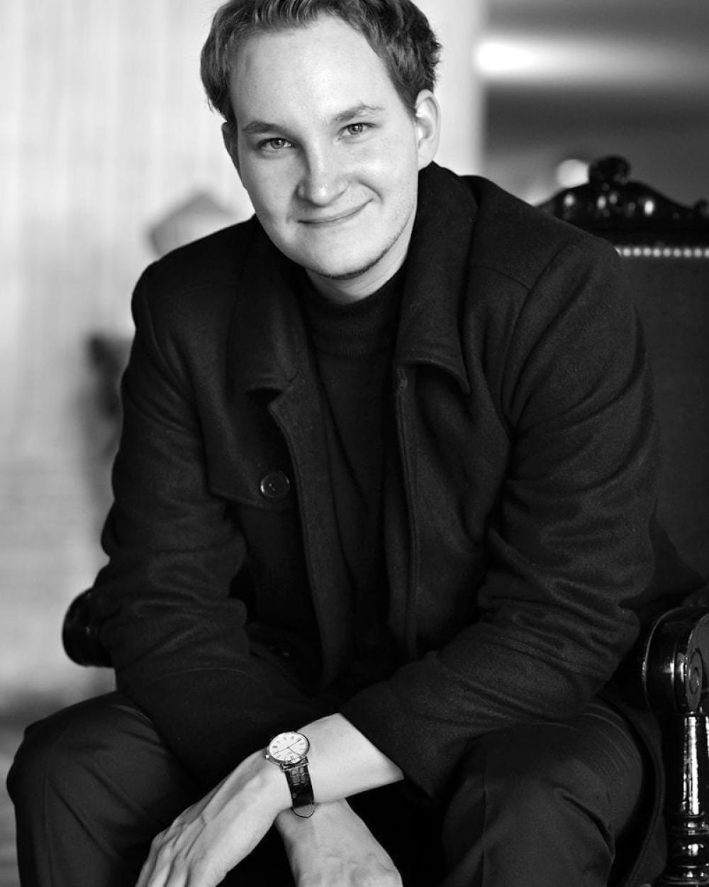 Porträttbild på dirigent David Niemann.