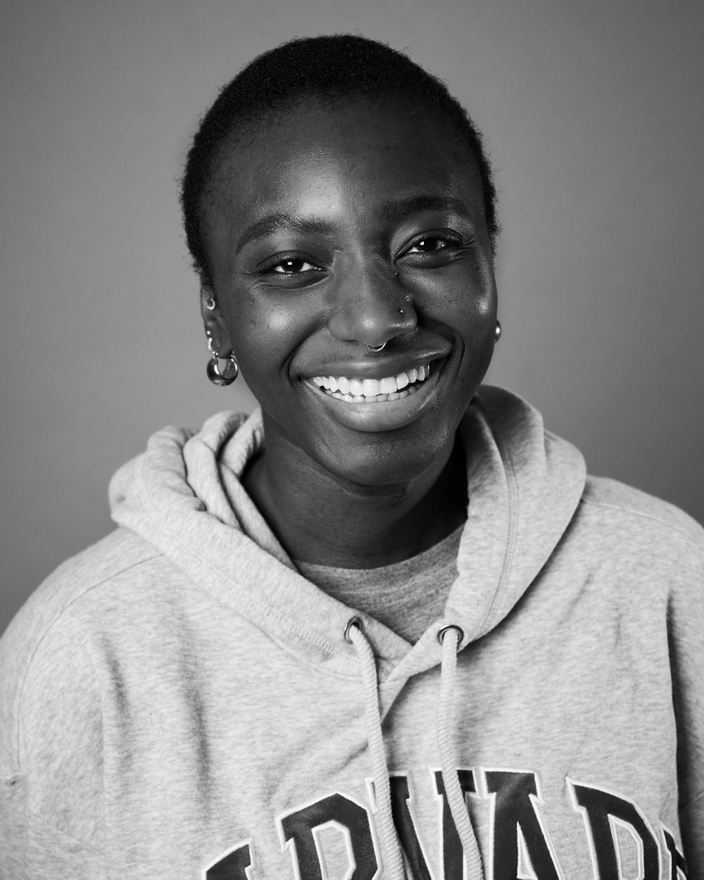 Dansaren Amalie Sasha Schanke klädd i hoodie med texten Harvard på.