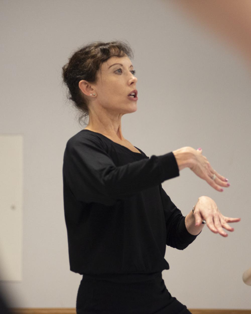 Dansaren Laura Cheseman undervisar i dansstudion.