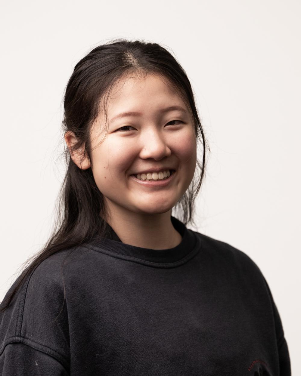 Dansaren Amanda Pang med långt mörkt hår klädd i en mörkgrå tröja.