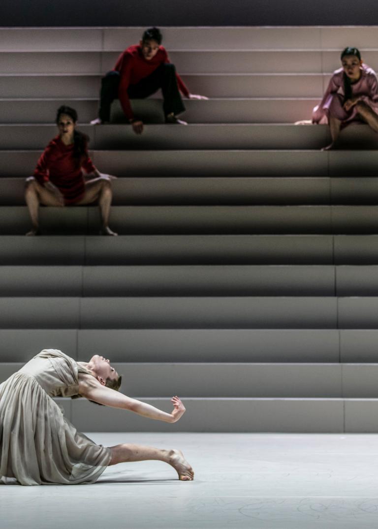 Foto från Skånes Dansteaters dansföreställning Mozarts Requiem, koreografi Örjan Andersson och dansare ibild Emma Välimäki.