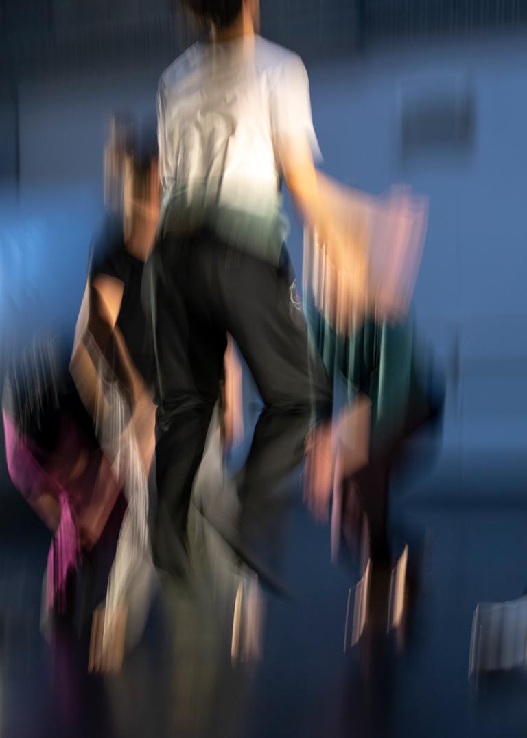 Dansare dansar fritt i dansstudion.