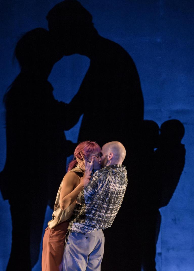 Två dansare dansar mun mot mun i dansföreställningen Don't, Kiss .Skånes.