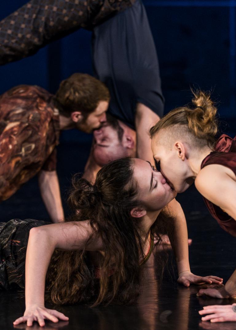 Två par dansar på alla fyra på golvet med läpparna mot varandra i dansföreställnigne Don't, Kiss .Skånes.