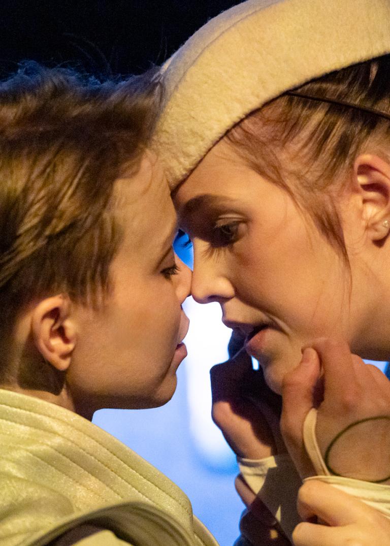 Skånes Dansteaters Emma Välimäki som piloten Isagel och Moomsteaterns Julia Hansson som MImaroben i föreställningen Aniara.