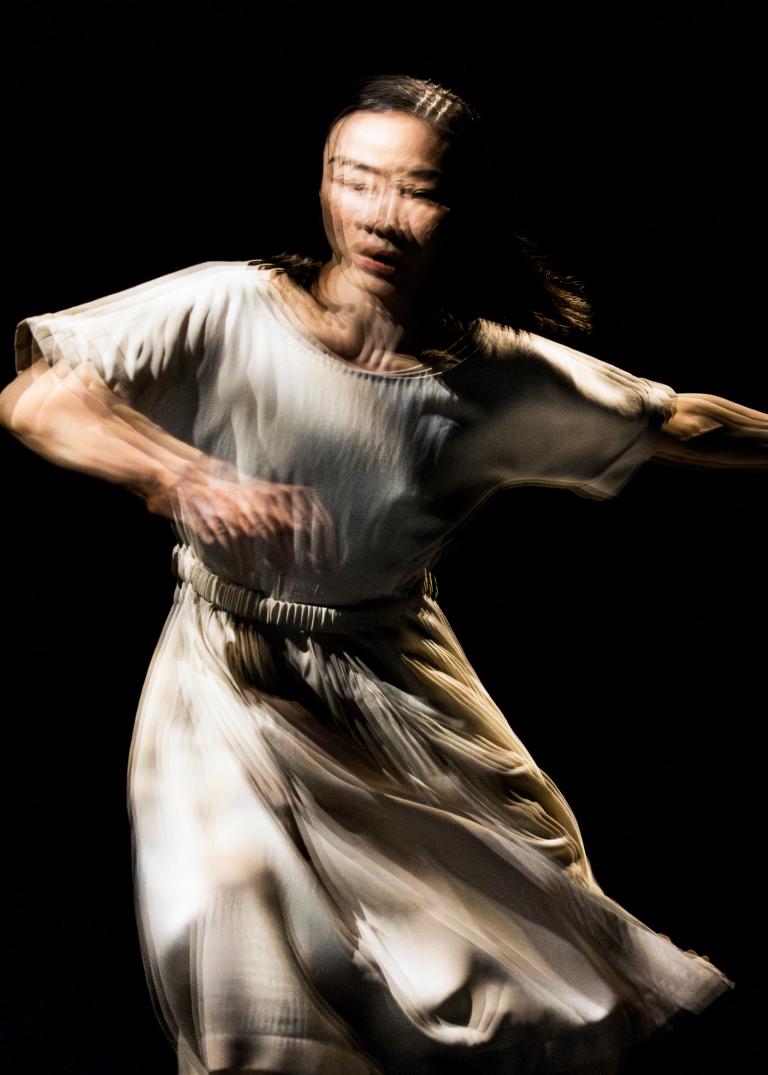 SKånes Dansteaters dansare Jing Yi Wang i dansföreställningen In Wind or Dust, koreografi: Danae & Dionysios, foto: Mats Bäcker.