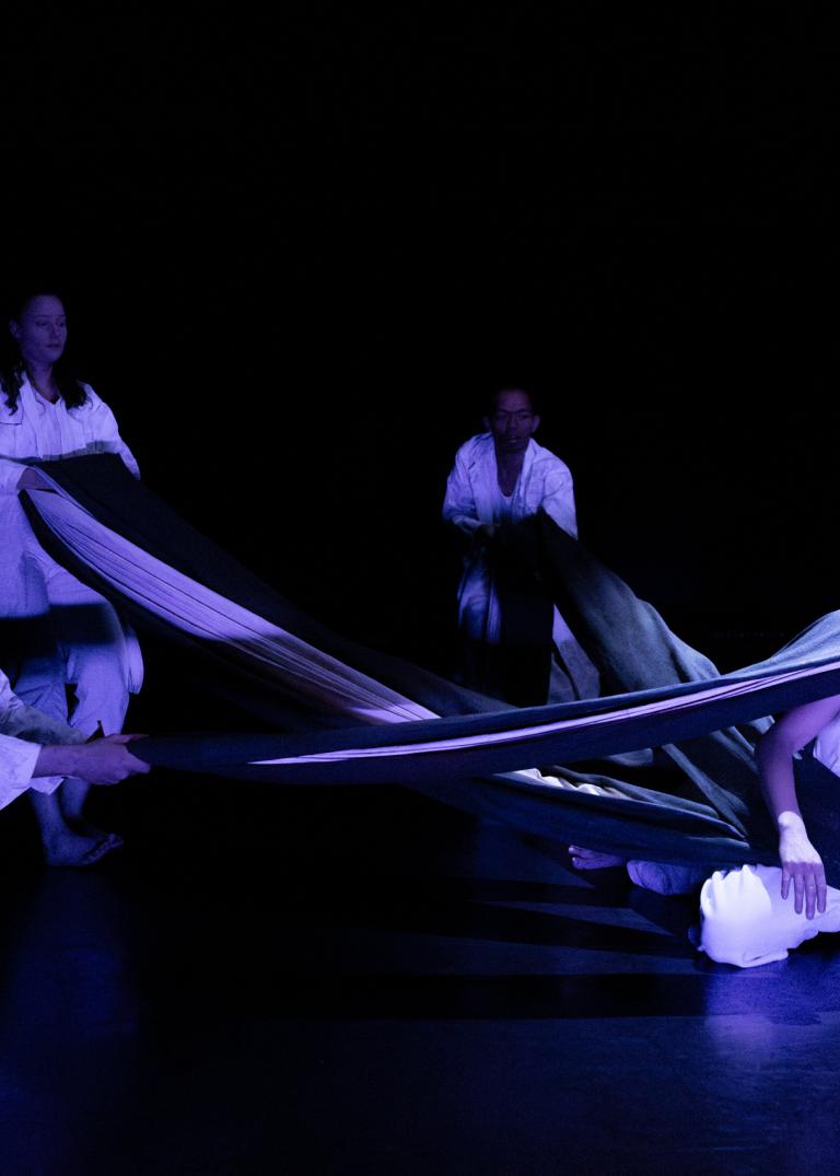 Dansarna Kit Brown, Jeanne Delsus, Michael Marquez och Hazuki Kojima i Ludvig Daaes dansföreställning Attempting Alchemy, foto: Jubal Battisti.