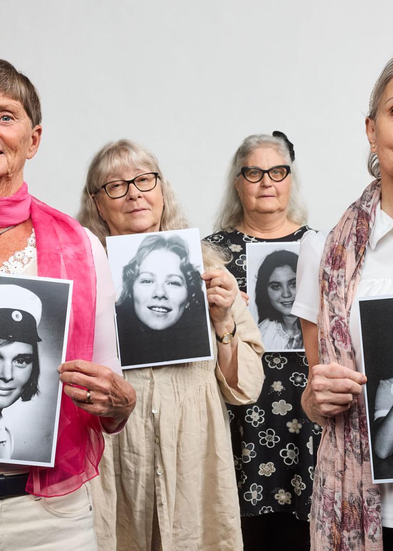Sex kvinnor klädda i ljusa kläder tittar ini kameran och håller upp svartvita porträtt av sig själva som unga. En promo-bild för Skånes Dansteaters dansföreställning Jag minns mig själv av koreograf Gwyn Emberton.