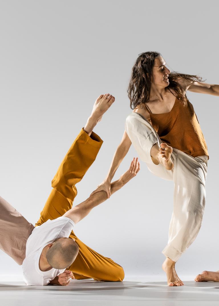 Skånes Dansteaters dansare Kit Brown, Samuel Denton, Anna Borrás Picò och Dario Minoia dansar tillsammans.