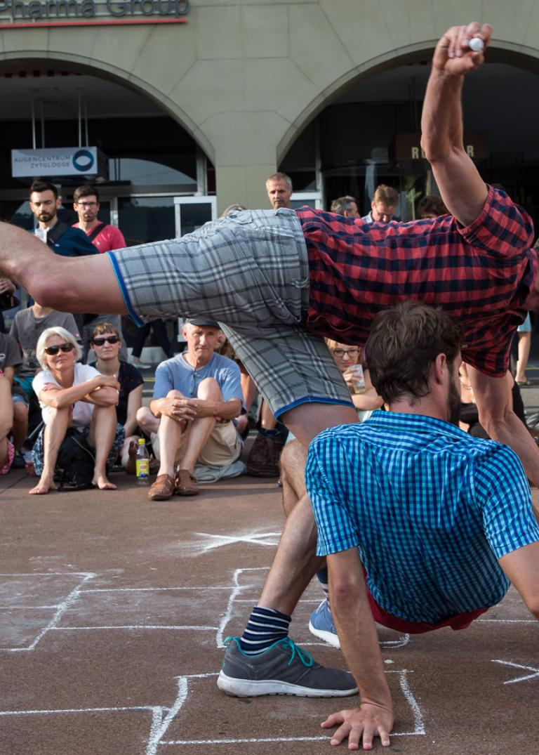 Två dansare ritar dansandes en hopphage tillsammans.