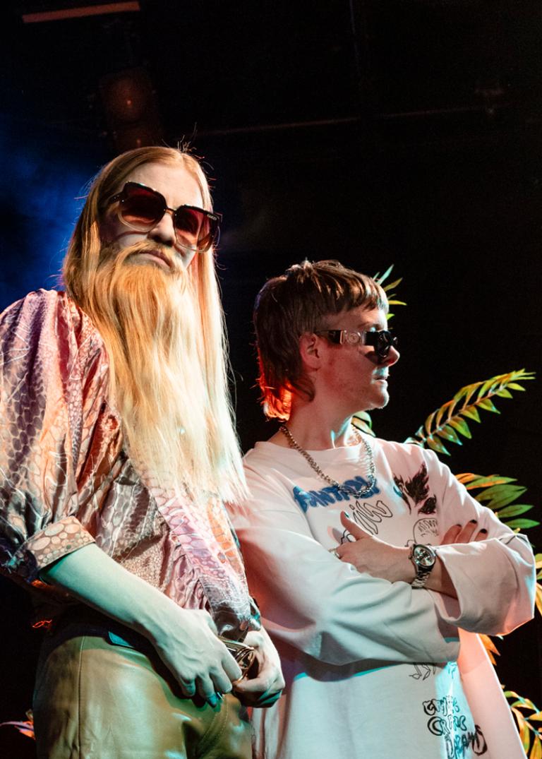 Två dragkings med solglasögon. 