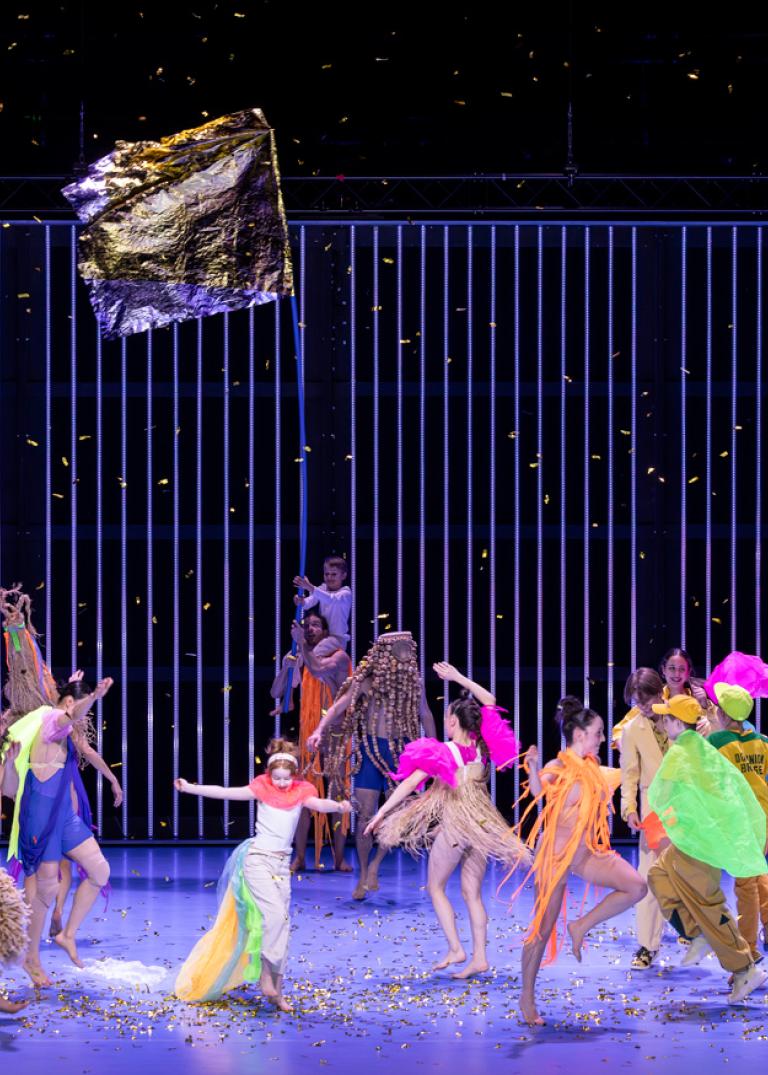 Dansare och barn dansar festligt i dansföreställningen Out of the Blue.