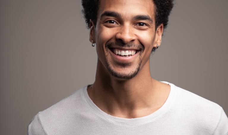 Porträttbild på koreografen Liam Francis.