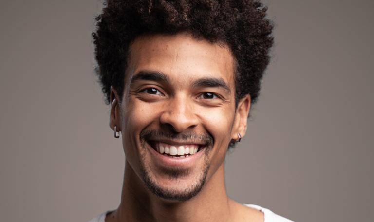 Porträttbild på koreografen Liam Francis.