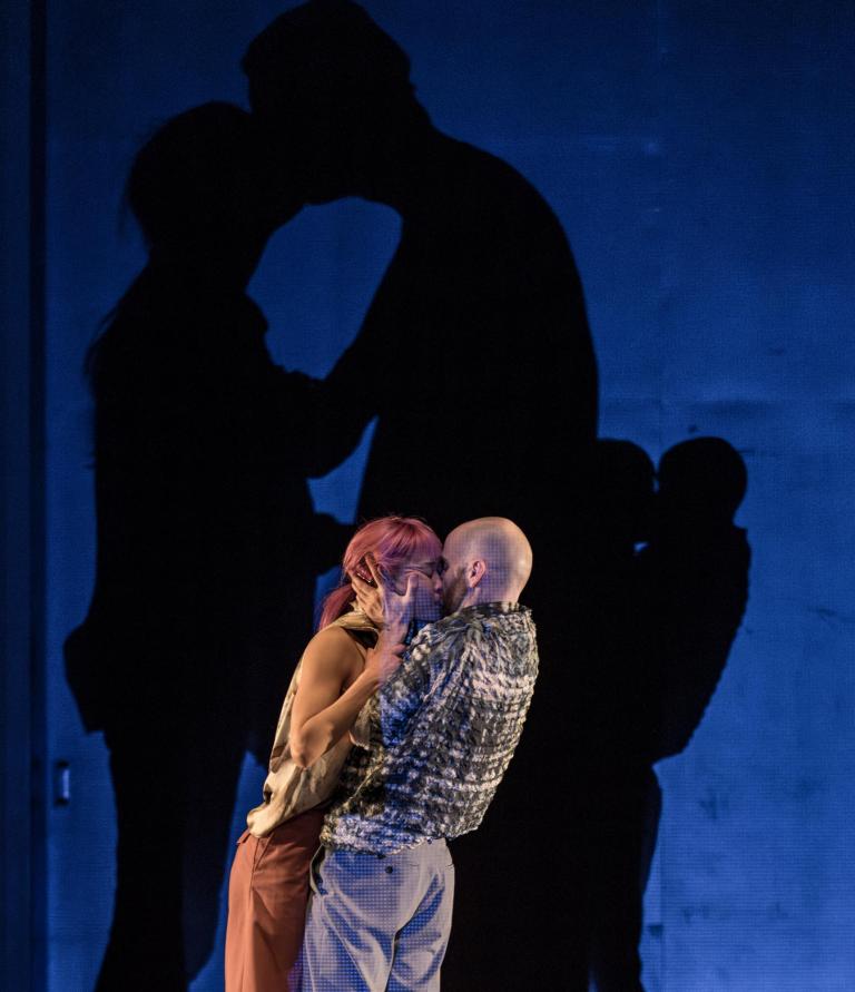 Två dansare dansar mun mot mun i dansföreställningen Don't, Kiss .Skånes.