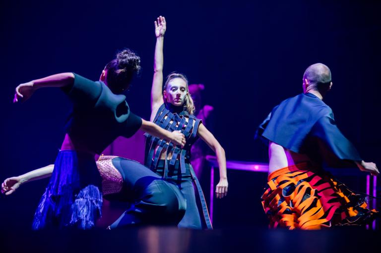 Bild från Skånes Dansteaters dansföreställning Club Domino. Dansare: Valentina Messieri, HAnne Nussbaumer, Bernat Martínez Sardà. Foto: Nelson Rodriguez Smith