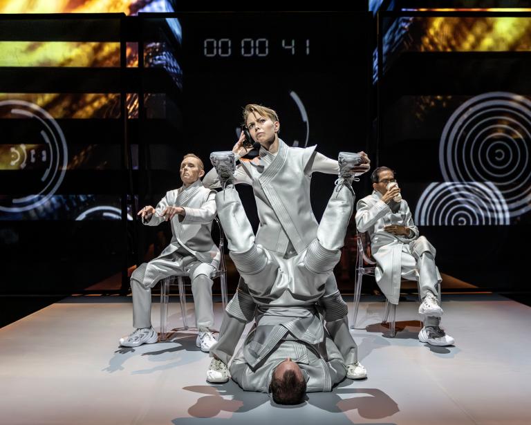 Moomsteaterns skådespelare Niclas Lendemar och Tryggve Algeus och Skånes Dansteaters dansare Emma Välimäki och Tomáš Červinka i föreställningen Aniara, koreografi: Carl Knif, foto: Tilo Stengel.