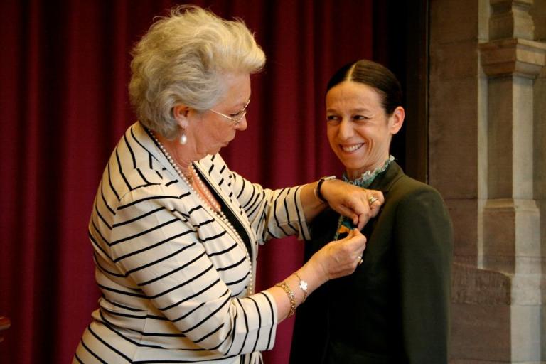 Nathalie Ruiz får medajl av Princessan Christina Fru Magnuson, 2010.