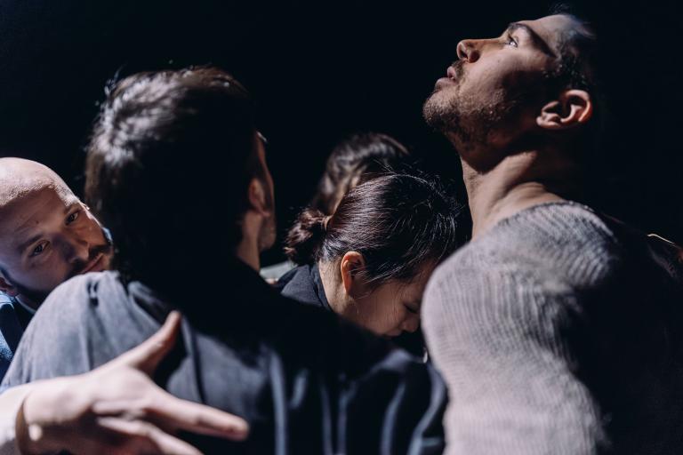 Dansarna Tomáš Červinka, Fabrizio Di Franco, Facundo Ebenegger, Semi Lim i Skånes Dansteaters dansföreställning In Wind or Dust, koreografi: Danae &  Dionysios, foto: Ali Jehad.
