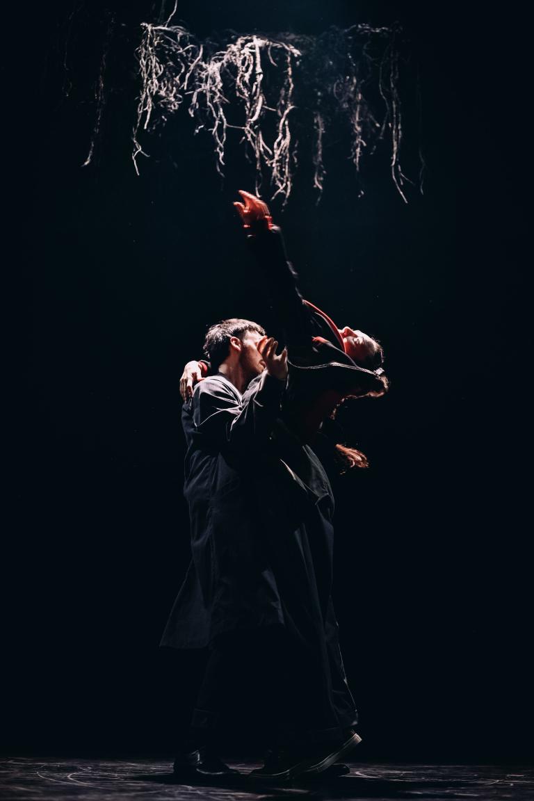 Dansarna Valentina Messieri och Facundo Ebenegger i Skånes Dansteaters föreställning In Wind or Dust, koreografi: Danae &  Dionysios, foto: Ali Jehad.