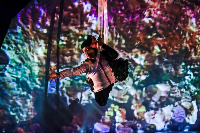 Ur Tanssi Teatteri MDs dansföreställning Igloo, koreografi: Mari Rosendahl, foto: Heikki Järvinen.