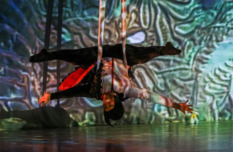 Ur Tanssi Teatteri MDs dansföreställning Igloo, koreografi: Mari Rosendahl, foto: Heikki Järvinen.