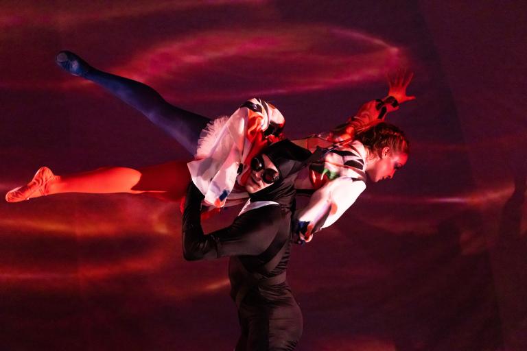 Ur Tanssi Teatteri MDs dansföreställning Igloo, koreografi: Mari Rosendahl, foto: Heikki Järvinen.