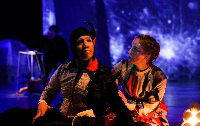 Ur Tanssi Teatteri MDs dansföreställning Igloo, koreografi: Mari Rosendahl, foto: Heikki Järvinen.