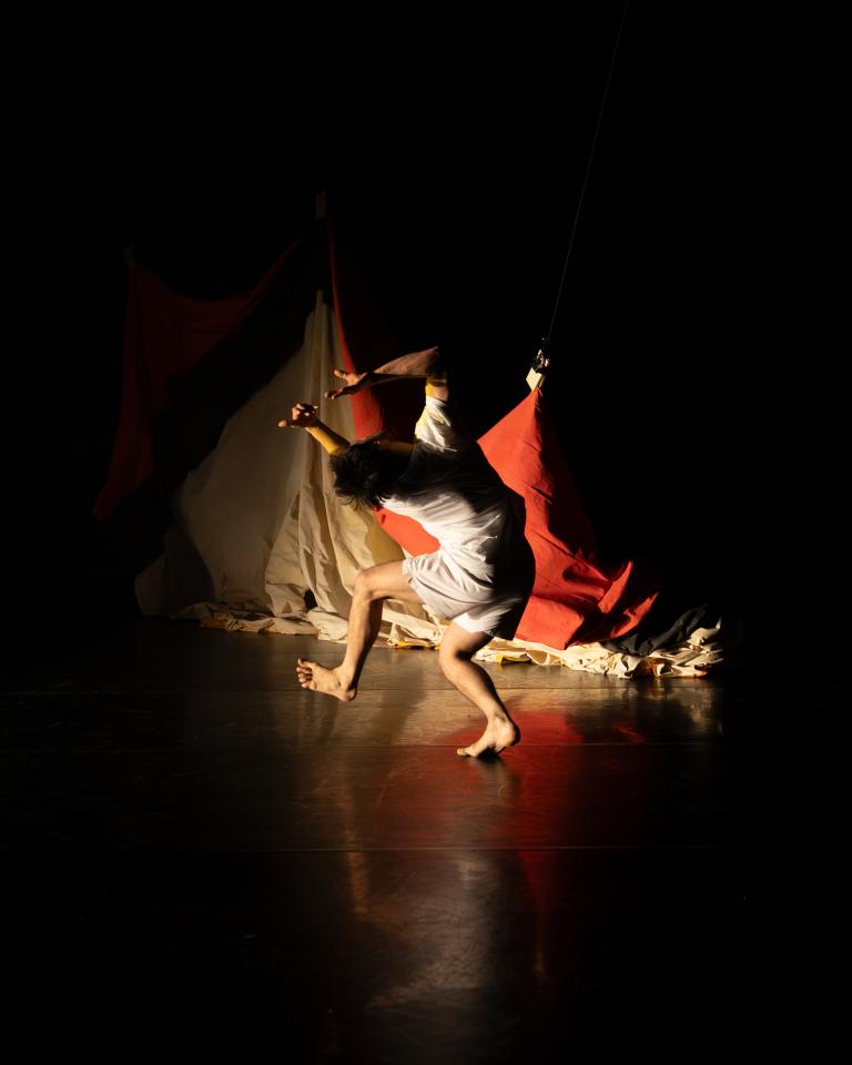Dansaren Kit Brown i Ludvig Daaes dansföreställning Attempting Alchemy, foto: Jubal Battisti.