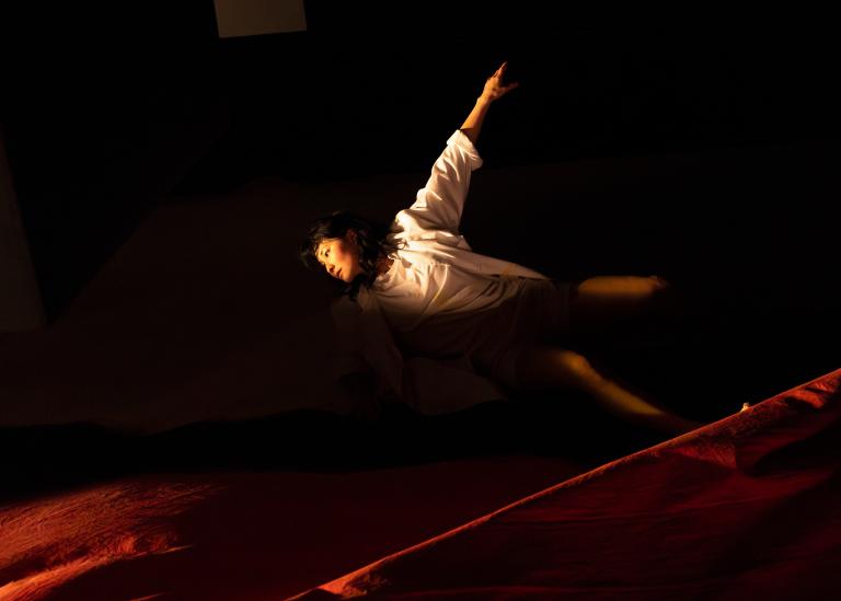 Dansaren Hazuki Kojima i Ludvig Daaes dansföreställning Attempting Alchemy, foto: Jubal Battisti.
