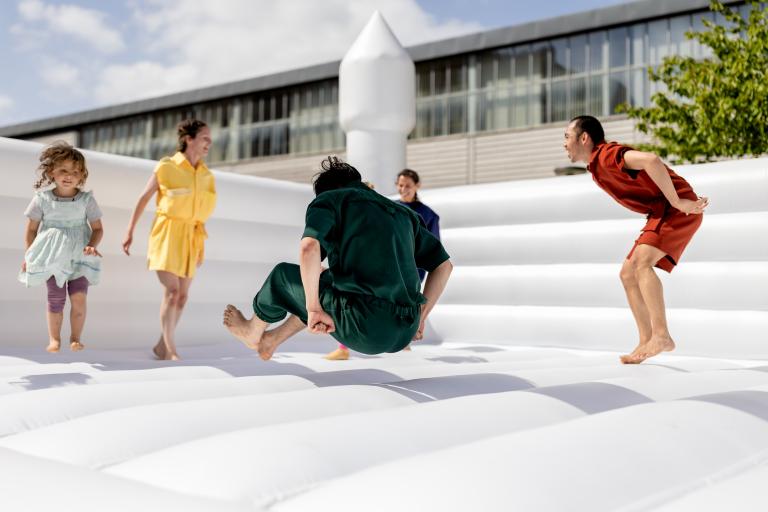 Skånes Dansteaters dansare Hazuki Kojima, Kit Brown, Marion Rastouil och Michael Marquez studsar tillsammans med barnpubliken i dansföreställningen UP-AND-DOWN-AND-UP- av koreografen Jernej Bizjak.