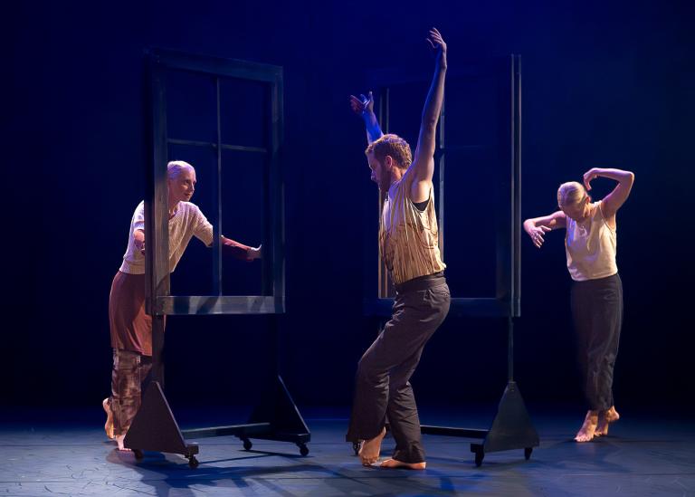 DAnsarna Anette, Jure och Helena dansar bland fönsterramar i dansföreställningen Inner Song.