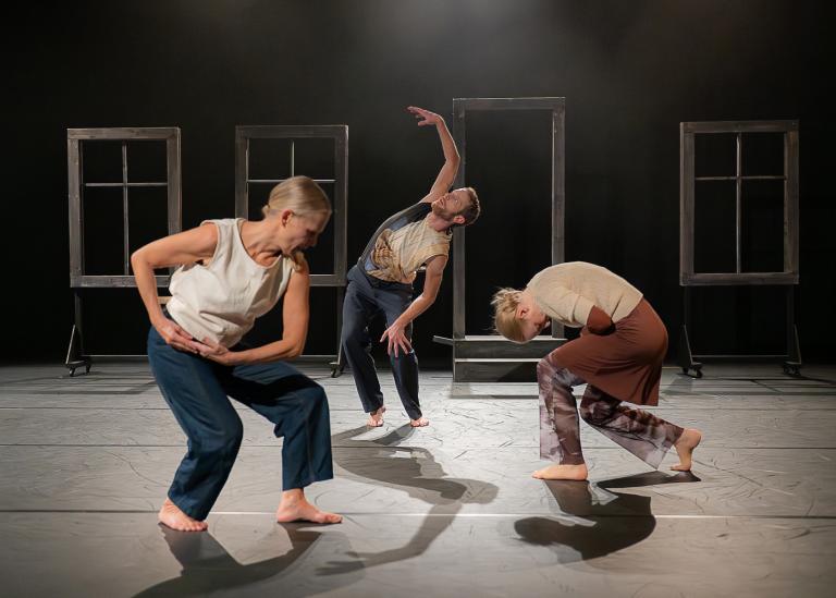 Dansarna Helena, Jure och Anette dansar döjda åt olika håll framför fönster på rad i dansföreställningen Inner Song.