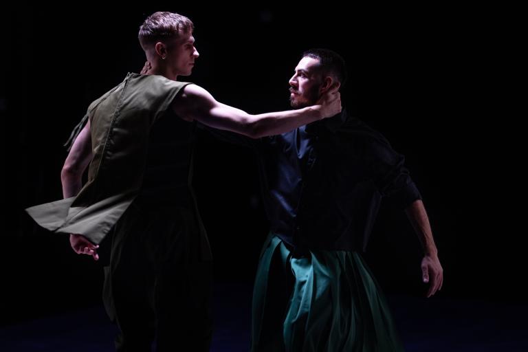 Dansarna Carl och Simone Frederick snurrar ansikte mot ansikte med en hand om den andres nacke i Skånes Dansteaters dansföreställning Like the Shadow, I am and I am not.