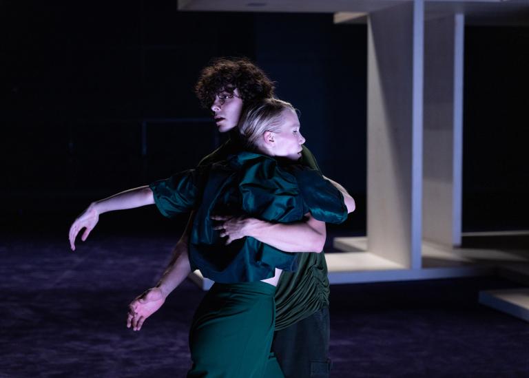 Dansarna Matilda och Patrick om famnar varandra i Skånes Dansteaters dansföreställning Like the Shadow, I am and I am not.