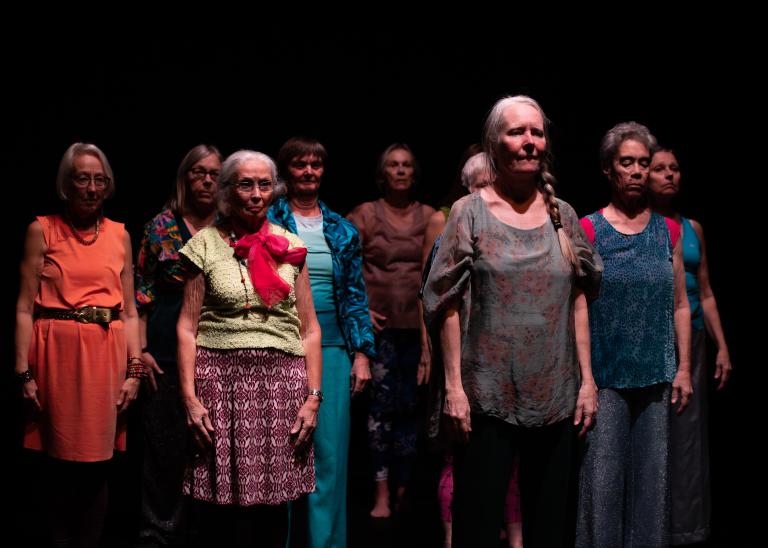 Tolv gästdansare står samlade i en grupp, vissa blundar vissa ser rakt fram i föreställningen Jag minns mig själv.