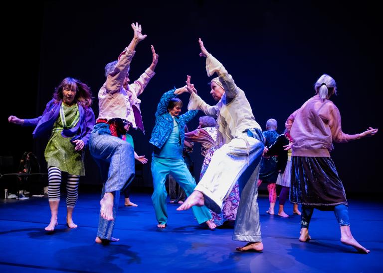 Gästdansare över 60 år dansar individuellt och tillsammans i dansföreställningen Jag minns mig själv.