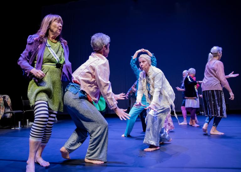 Gästdansare över 60 år dansar individuellt och tillsammans med inlevelse i dansföreställningen Jag minns mig själv. 