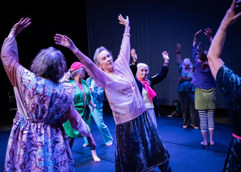 Gästdansare över 60 år dansare individuellt och tillsammans med svajande kroppar oh armarna sträckta uppåt i dansföreställningen Jag minns mig själv.