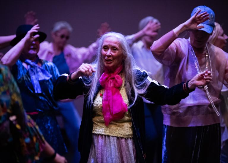 Gästdansare över 60 år dansare på rad tillsammans med armarna vajande framför sig i dansföreställningen Jag minns mig själv.