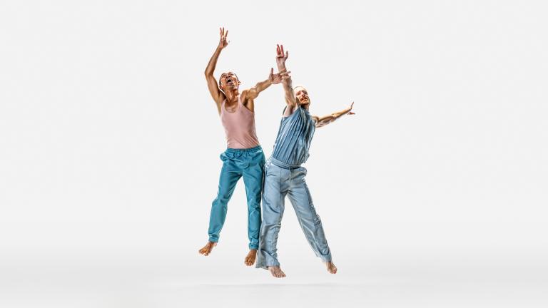 Skånes Dansteaters dansare Michael Marquez och Jure Gostinčar hoppar upp i luften och sträcker upp sina armar. 