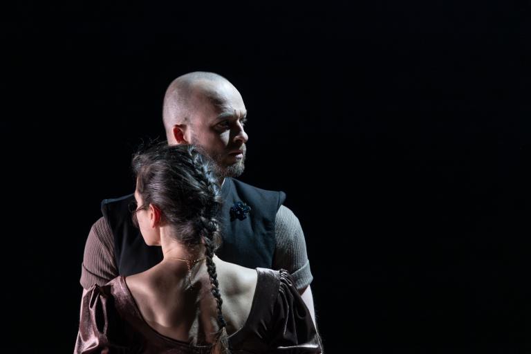 Dansarna Tomáš och Marion står tätt mittemot varandra. De ser åt varsitt håll över den andres axel. 