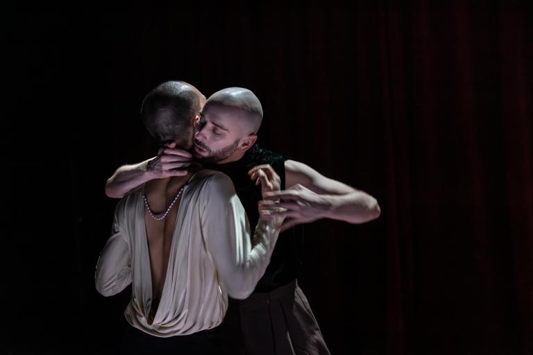 Dansarna Samuel och Michael står tätt ihop med armarna löst om varandra.