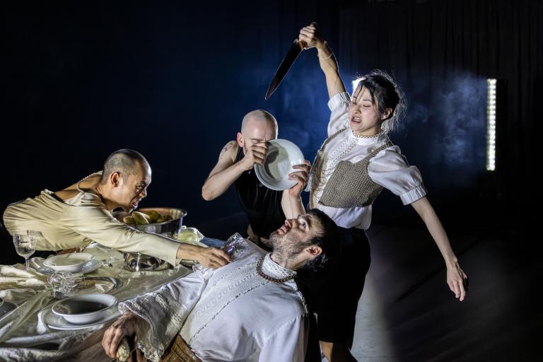 Dansaren Hazuki hålelr en stor kniv i luften ovanför Facundo som lutar sig förvånat bakåt. Mciahel tar argt tagi hans skjorta och Samuel är på väg att krossa en tallrik över honom.