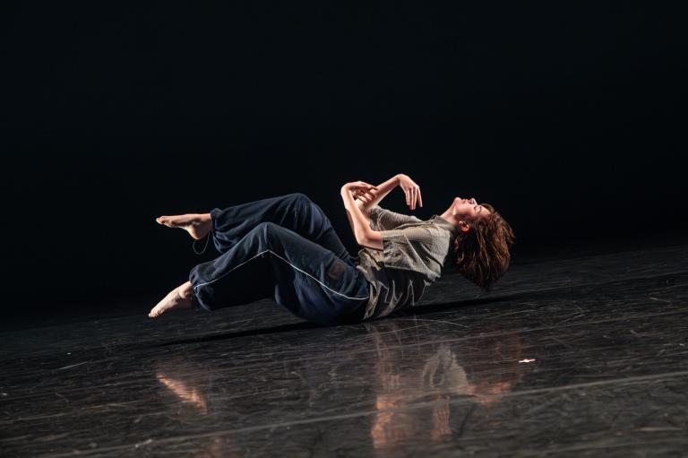 En ung dansare dansar nästans svävande på golvet.